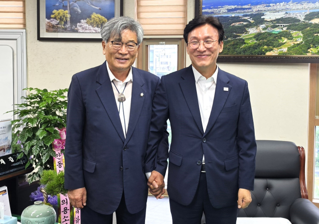 김민석 더불어민주당 당 대표 후보가 19일 이재명 대통령의 고향 안동을 찾아 민주당 소속 전국 기초의원 유일 10선의 이재갑 안동시의회 의장을 만나 지역 현안에 대해 이야기 나누는 등 