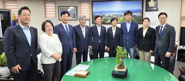김민석 더불어민주당 당 대표 후보가 19일 이재명 대통령의 고향 안동을 찾아 민주당 소속 전국 기초의원 유일 10선의 이재갑 안동시의회 의장을 만나 지역 현안에 대해 이야기 나누는 등 