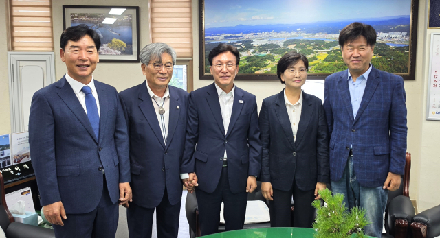 김민석 더불어민주당 당 대표 후보가 19일 이재명 대통령의 고향 안동을 찾아 민주당 소속 전국 기초의원 유일 10선의 이재갑 안동시의회 의장을 만나 지역 현안에 대해 이야기 나누는 등 