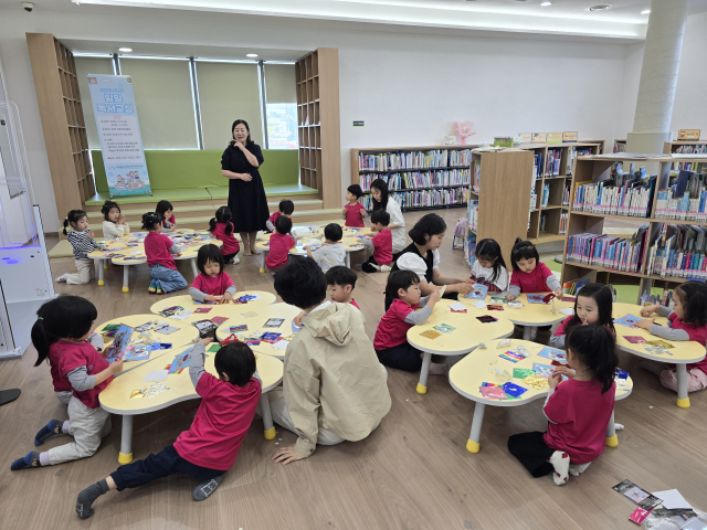 상반기 일일독서교실에 참여한 아이들이 전문 강사의 지도 만들기를 하고 있다. 영주선비도서관 제공