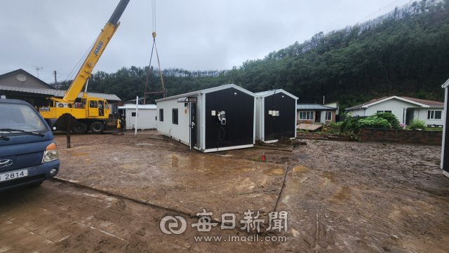 지난 18일 오후 11시 28분쯤 일직면 귀미리 임시주택 11동이 침수되면서 소방당국이 주민 8명을 구조했다. 잠자리에 들었던 주민들이 순식간에 불어난 물을 피해 급히 빠져나오는 긴박한 상황이었다. 거센 물살에 임시주택이 쓸려 내려갈 정도로 피해가 컸다. 손병현 기자