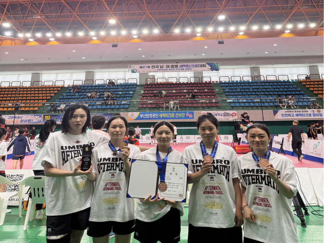 제 27회 남녀 종별 세팍타크로 대회에서 3위를 차지한 경북도청 여자 세팍타크로 팀. 왼쪽부터 최지나, 김미선, 설송희, 이성은, 김지영. 경북도체육회 제공