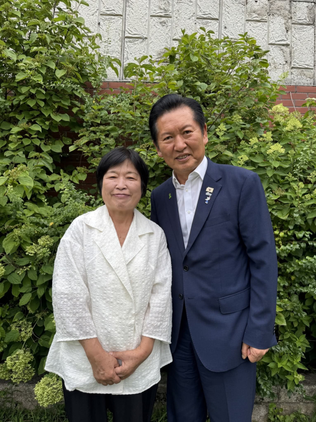 정청래 전 더불어민주당 대표(왼쪽)와 고(故) 이해찬 전 국무총리의 배우자 김정옥 여사. 정 전 대표 페이스북 캡처