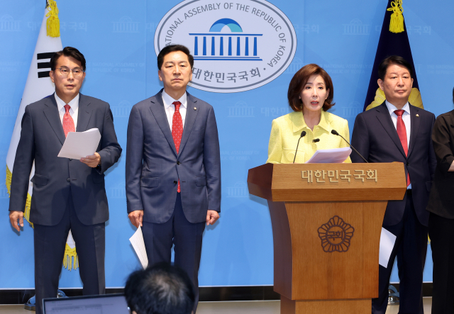 국민의힘 나경원 의원(왼쪽 세 번째)이 1일 국회 소통관에서 권창영 2차 종합 특별검사팀과 관련, 야당을 탄압 수사하는 특검이라며 규탄 기자회견을 열고 있다. 왼쪽부터 윤상현, 김기현, 나경원, 권영진 의원. 연합뉴스
