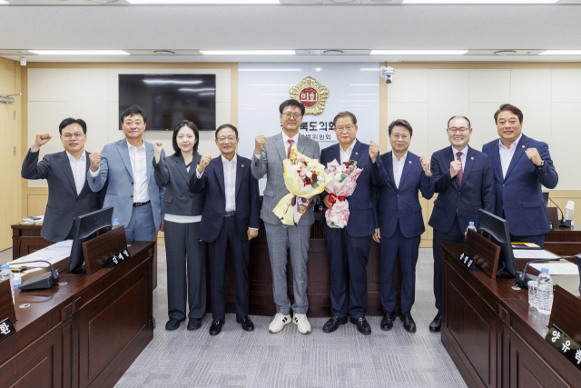제13대 경북도의회 윤리특별위원회도 구성을 마무리하고 본격적인 활동에 들어갔다. 윤리특위는 도의원의 자격과 윤리 심사, 징계에 관한 사항을 심사하는 기구로 위원장과 부위원장을 포함해 모두 9명으로 구성됐다. 경북도의회 제공