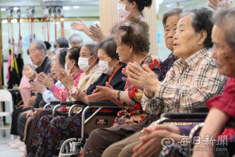 [르포]병과 함께 사는 10년… 80~90대는 돌봄으로, 3040은 쇳덩이로 줄여