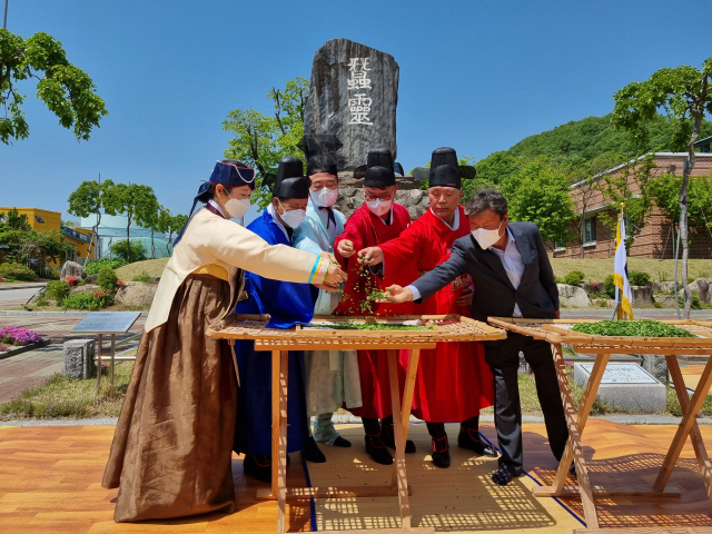 2022년 5월 4일 열린 풍잠기원제에서 당시 김종수 경북도 농축산유통국장이 초헌례를 올리고 있다. 경북도 제공
