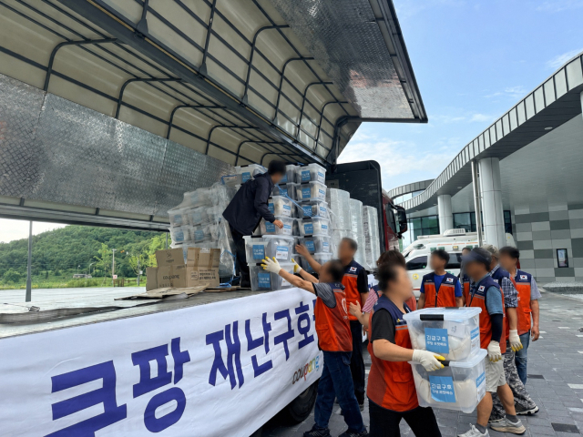 19일 유통업계에 따르면, 쿠팡은 이날 오후 경북 지역 수해로 대피소가 꾸려진 의성종합체육관에 구호물품 100세트를 전달했다. 쿠팡 제공.