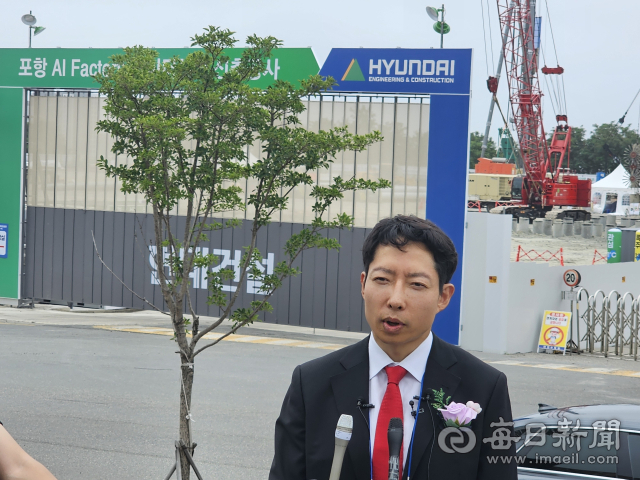 포항 글로벌AI데이터센터 사업을 주관하고 있는 조용완 네오AI클라우드 대표가 20일 공사 현장 앞에서 기자들의 질문에 대답하고 있다. 신동우기자