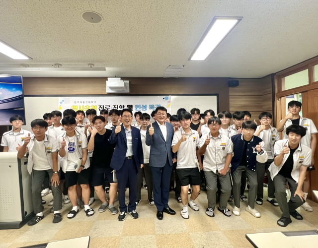 김용진 전 해양경찰청장이 특강을 마친 뒤 제일고 학생들과 파이팅을 외치며 기념 사진을 촬영했다. 제일고 제공