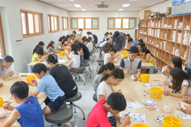 청송백자 전시·체험장에서 관광객들이 도자기 만들기 프로그램에 참여하는 모습. 청송군 제공