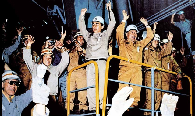 1973년 6월 9일 오전 7시 30분, 포항 1고로 출선구에서 첫 쇳물이 쏟아졌다. 쇳물이 나오기만을 초조하게 기다리던 임직원들은 감격에 겨워 목이 터져라 만세를 불렀다. 포스코 제공