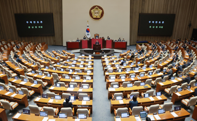 與, 종합특검 연장법 본회의 상정…野 필버로 '맞불' 