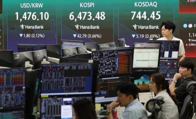 21일 서울 중구 하나은행 본점 딜링룸에서 직원들이 업무를 보고 있다. 연합뉴스