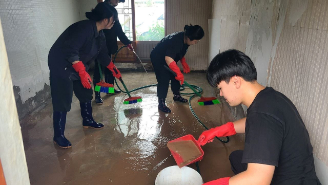 안동시가 수해 복구와 주민 일상 회복에 속도를 내는 가운데, 자원봉사자들이 피해가 큰 한 마을에서 복구 지원에 힘을 보태고 있다. 안동시 제공