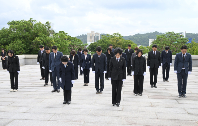 진주시의회 박미경 의장과 의원들이 20일 진주대첩계사순의단과 충혼탑을 참배하고 있다. 진주시의회 제공