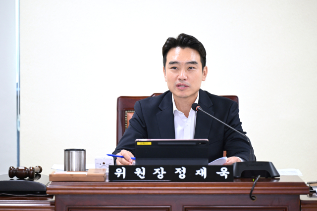정재욱 교육위원장이 권순기 교육감 체제 출범 후 경남교육청-교육위원회 첫 회의를 주재하고 있다.