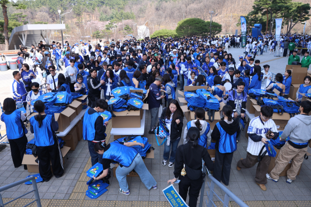 삼성 라이온즈의 2026시즌 개막전이 열린 3월 28일 삼성 팬들이 대구삼성라이온즈파크에 입장하기 위해 줄을 서서 기다리고 있다. 삼성 제공