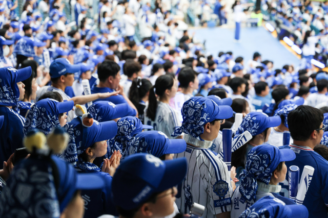 삼성 라이온즈 팬들이 대구삼성라이온즈파크를 찾아 경기를 지켜보는 모습. 삼성 제공
