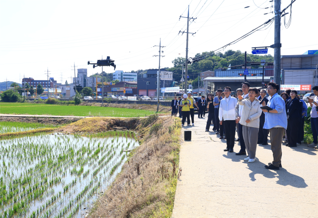 드론을 활용해 농지 전수 조사하는 모습. 2026.7.21. 농림축산식품부 제공