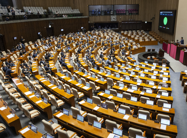 21일 국회에서 열린 7월 임시국회 제1차 본회의에서 전날 상정된 2차 종합특검 연장법안(윤석열·김건희에 의한 내란·외환 및 국정농단 행위의 진상규명을 위한 특별검사 임명 등에 관한 법률 일부개정법률안)이 국민의힘이 불참한 채 통과되고 있다. 연합뉴스