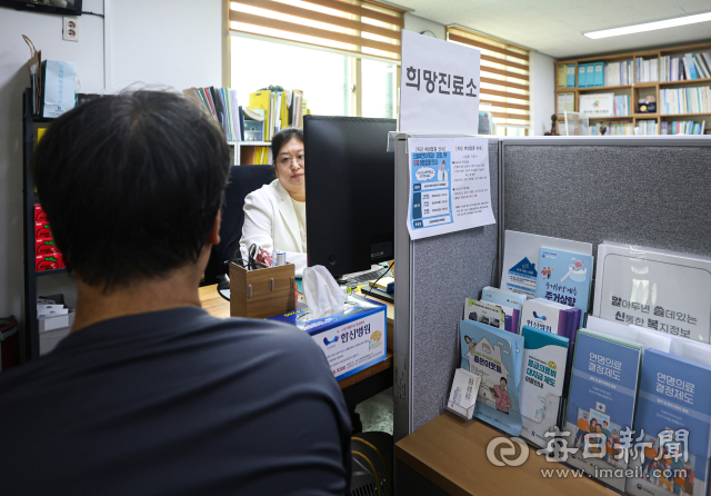 21일 대구 중구 행복나눔의집 내 희망진료소에서 의료취약계층 주민이 진료를 받고 있다. 안성완 기자 asw0727@imaeil.com