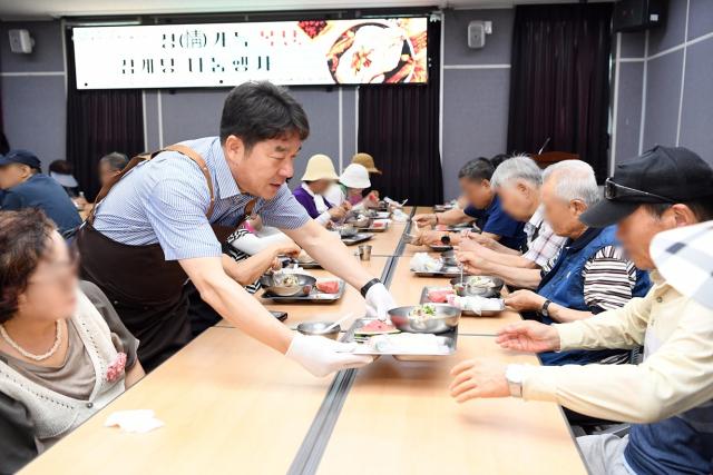 폭염 속 든든한 한 끼…동래구 장애인복지관, 삼계탕 나눔