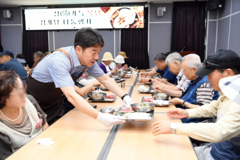 폭염 속 든든한 한 끼…동래구 장애인복지관, 삼계탕 나눔