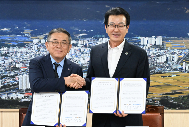 이홍기 거창군수, 김준동 한국남부발전(주) 사장이 양수발전사업 유치 업무 협약을 체결했다.거창군 제공