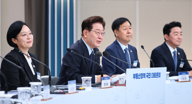 이재명 대통령이 23일 서울 여의도 KBS 별관에서 열린 부동산정책 국민 대토론회에서 발언하고 있다. 왼쪽부터 한성숙 국무총리, 이 대통령, 구윤철 부총리 겸 재정경제부 장관, 강훈식 대통령비서실장. 연합뉴스