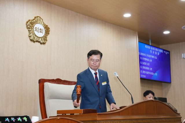 지난 21일 청송군의회는 제5차 본회의를 끝으로 8일간의 진행된 제289회 임시회를 폐회했다. 폐회를 선언하는 심상휴 군의장의 모습. 청송군의회 제공