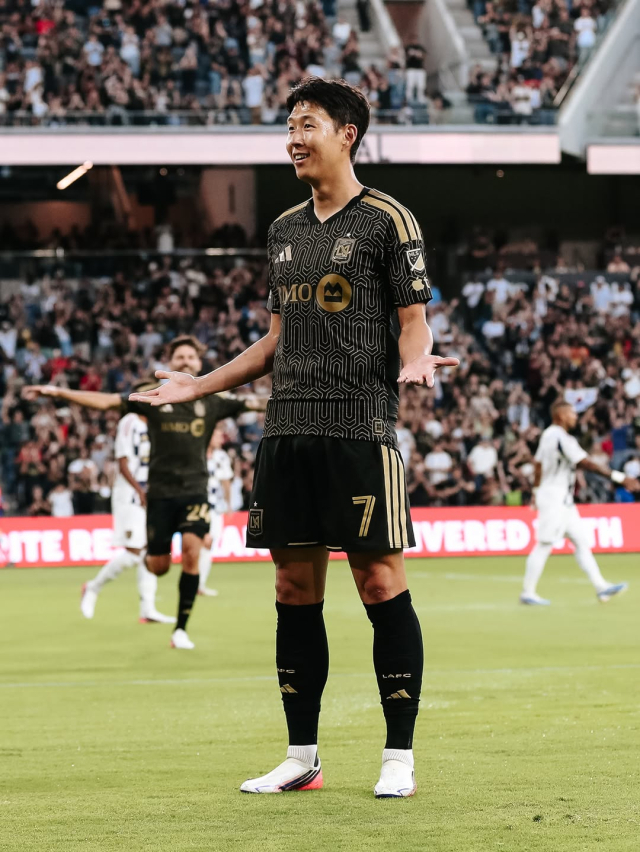 LAFC의 손흥민이 23일 미국 LA에서 열린 MLS 레알 솔트레이크시티와의 홈 경기 도중 선제골을 터뜨린 뒤 관중들의 호응을 유도하고 있다. LA SNS 제공