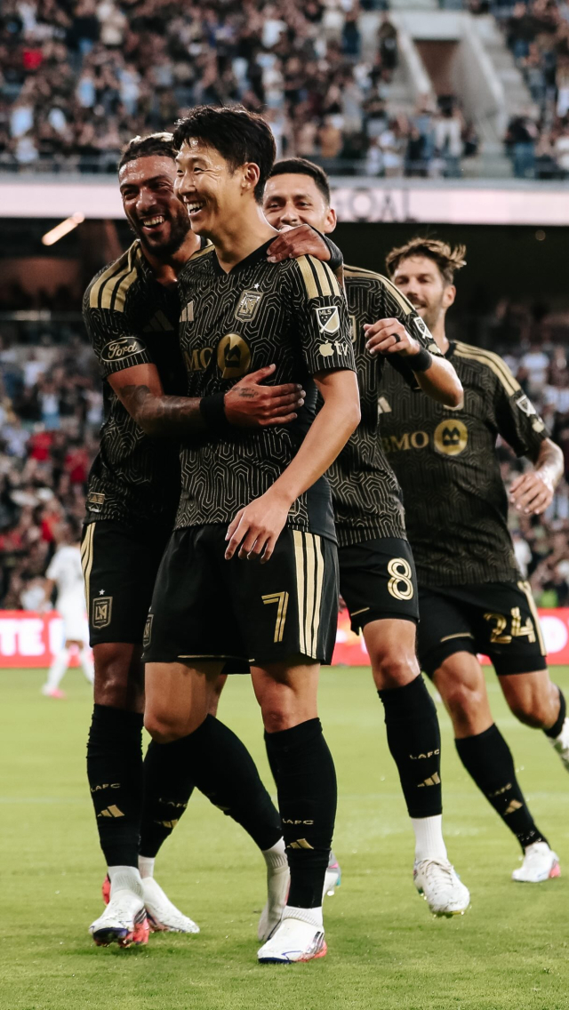 LAFC의 손흥민이 23일 미국 LA에서 열린 MLS 레알 솔트레이크시티와의 홈 경기 도중 선제골을 터뜨린 뒤 동료들과 함께 기쁨을 나누고 있다. LA SNS 제공
