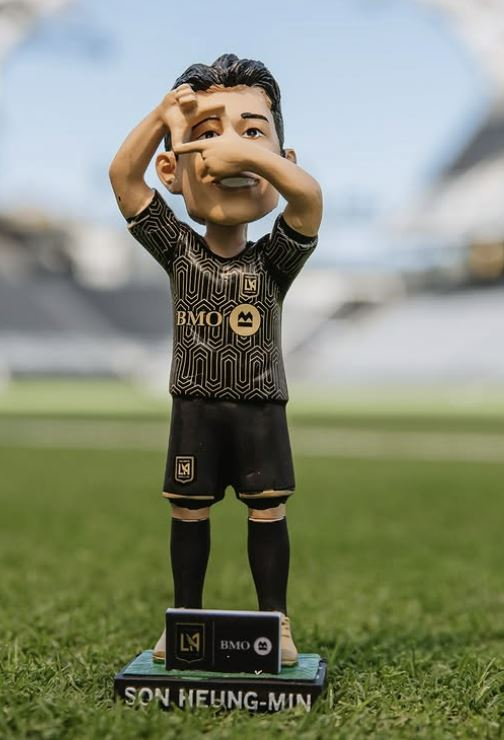 LAFC가 23일 미국 LA에서 MLS 레알 솔트레이크시티와의 홈 경기가 열리기 전 입장한 관중들에게 나눠준 손흥민 인형. 특유의 