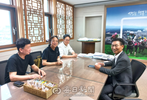 영화배우 신성일 아들 강석현씨, 김병삼 영천시장 만나 