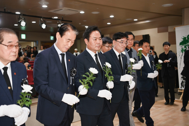 23일 문경 문화원에서 열린 가네코 후미코 여사 서거 100주년 추모 행사에서 (왼쪽 부터)이종찬 광복회장, 권오을 국가보훈부장관, 김학홍 문경시장, 서정식 문경시의회의장, 박영서, 김창기 도의원이 헌화를 하고 있다. 문경시 제공.