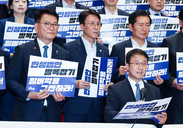더불어민주당 한병도 대표 직무대행 겸 원내대표(앞)가 23일 국회 본회의에 앞서 로텐더홀 계단에서 열린 