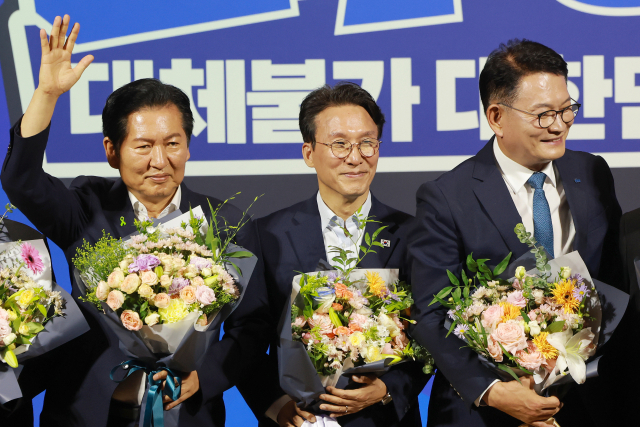 더불어민주당 당 대표 예비경선을 통과한 김민석·정청래·송영길 후보가 23일 국회 의원회관에서 기념 촬영하고 있다. 연합뉴스