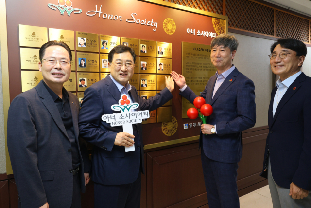 이동화 피유테크㈜ 대표(오른쪽 두 번째)가 주낙영 경주시장 등과 함께 22일 경주시청 아너 소사이어티 명예의 전당 앞에서 기념촬영을 하고 있다. 경주시 제공
