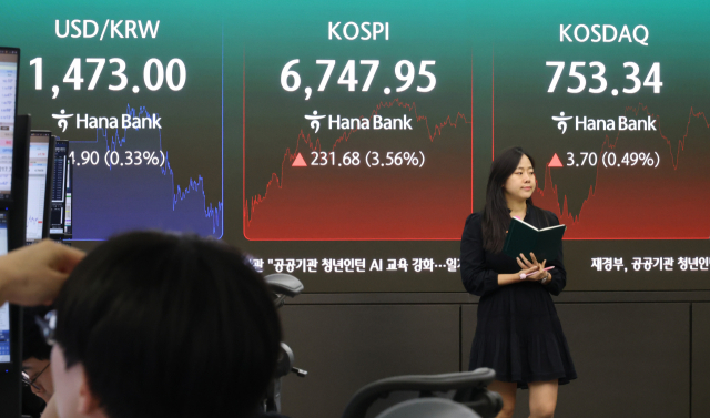 21일 서울 하나은행 본점 딜링룸의 모습. 연합뉴스