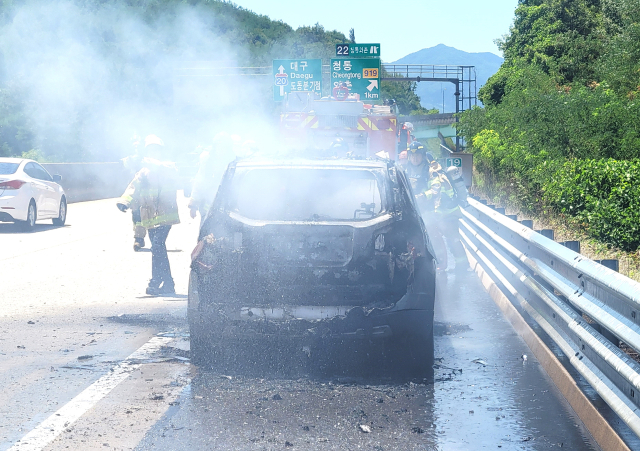 영천시 청통면 신덕리 일원 대구~포항고속도로 대구방면 19.7km 지점에서 발생한 SUV 차량 화재 모습. 경북소방본부 제공