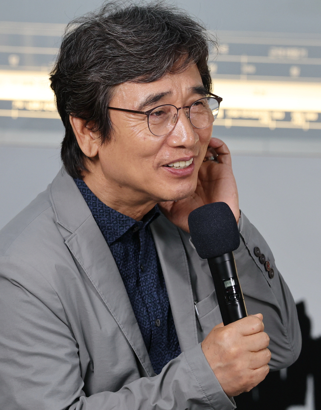 지난달 25일 서울국제도서전 평산책방 부스에서 열린 북토크에서 유시민 작가가 인사말을 하고 있다. 연합뉴스