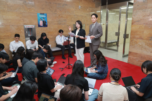 더불어민주당 이주희 원내대변인과 김한규 원내정책수석부대표가 24일 국회에서 검찰 보완수사권을 폐지하는 내용의 형사소송법 개정안을 논의하기 위해 비공개로 열린 의원총회 논의 내용을 설명하고 있다. 연합뉴스