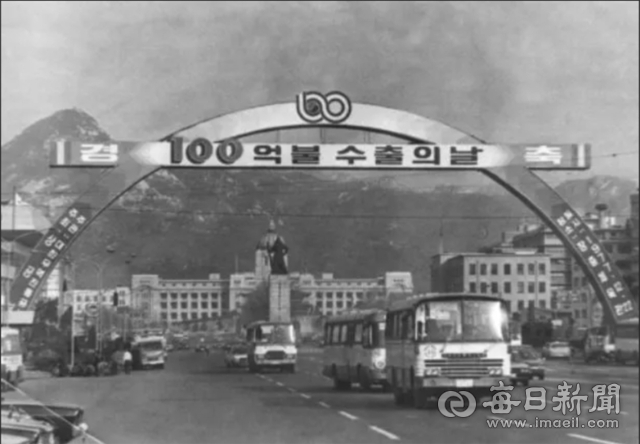 1977년 서울 광화문 세종로에 설치된 