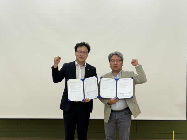 지난 22일 최종태(왼쪽) 대경ICT산업협회장과 김현진 구미AI로봇기업협의회장이 업무협약을 맺고 기념촬영을 하고 있다.