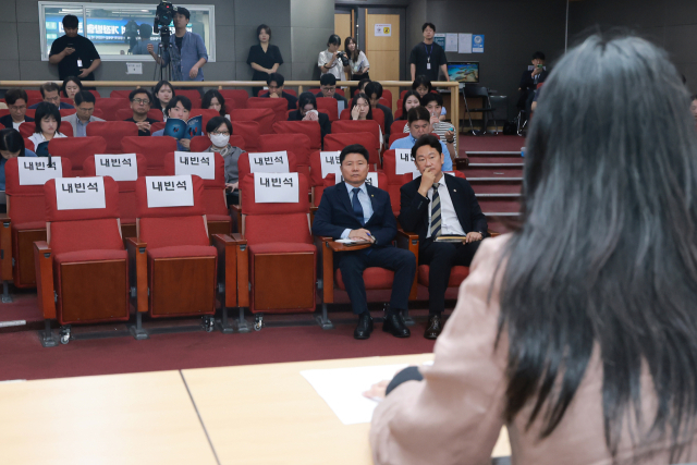 더불어민주당 김용민 의원이 24일 국회에서 검찰 보완수사권을 폐지하는 내용의 형사소송법 개정안을 논의하기 위해 비공개로 열린 의원총회에 참석해 있다. 연합뉴스