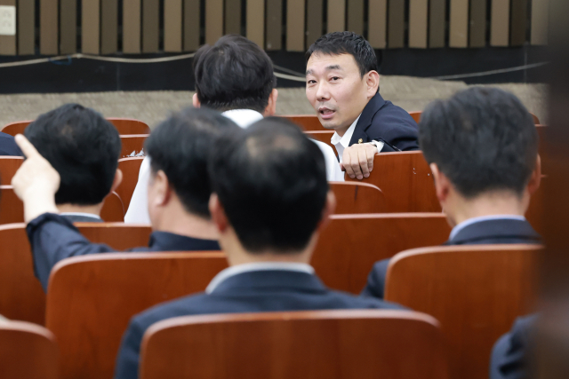 지난 7월 12일 국회 의원회관에서 열린 전국자치분권민주지도자회의(KLDC)에 더불어민주당 당 대표 후보 주자들이 나란히 앉아 있다. 김민석 전 총리, 송영길 의원, 정청래 전 대표. 연합뉴스