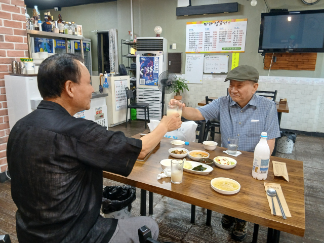 원남철 씨가 한국에 나와 옛 친구와 술 한 잔 나누고 있다. 이현주 기자