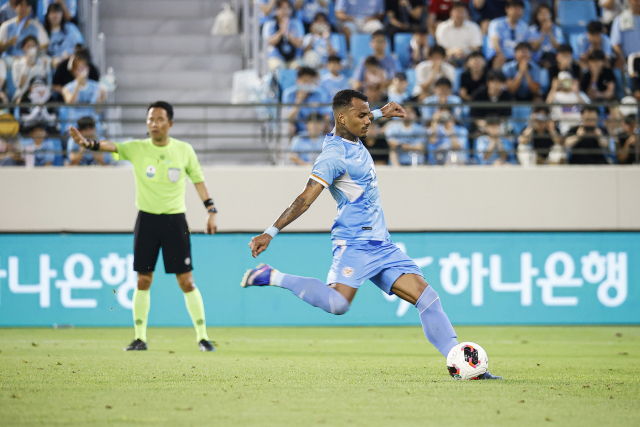 프로축구 K리그2 대구FC의 세라핌이 페널티킥을 시도하고 있다. 대구FC 제공