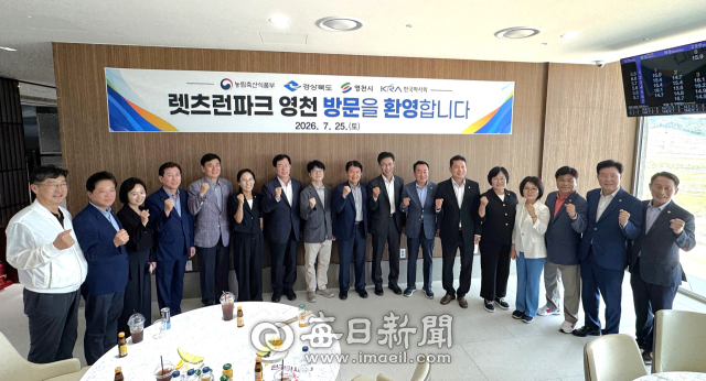 김병삼 영천시장과 우희종 마사회장, 이만희 국회의원, 지역 도·시의원과 마사회 관계자 등이 영천경마공원 성공 개장을 기원하며 기념촬영을 하고 있다. 독자 제공
